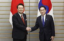 Премьер-министр Японии Фумио Кисида и президент Южной Кореи Юн Сок Ёль