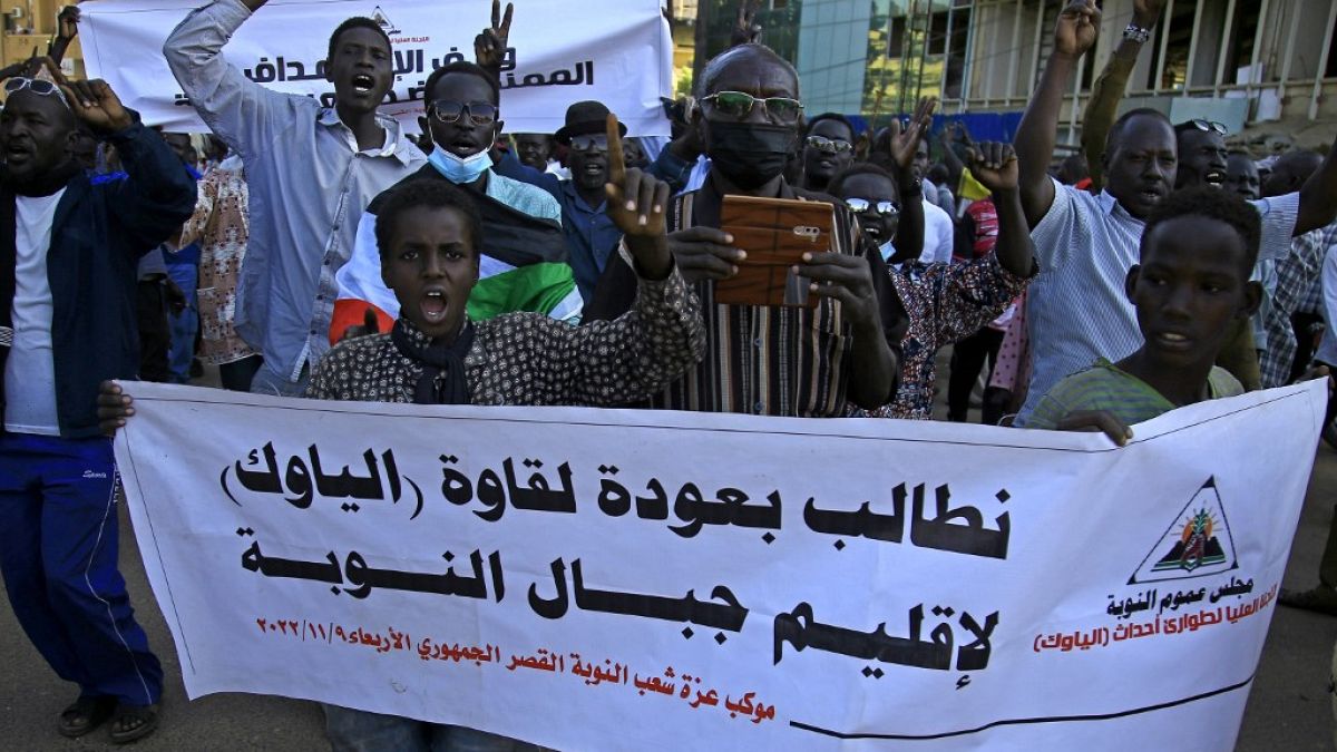 متظاهرون من شعوب النوبة السودانية يسيرون في العاصمة الخرطوم للاحتجاج على أعمال العنف القاتلة الأخيرة بين الأعراق في منطقتهم الجنوبية-في 9 نوفمبر 2022 