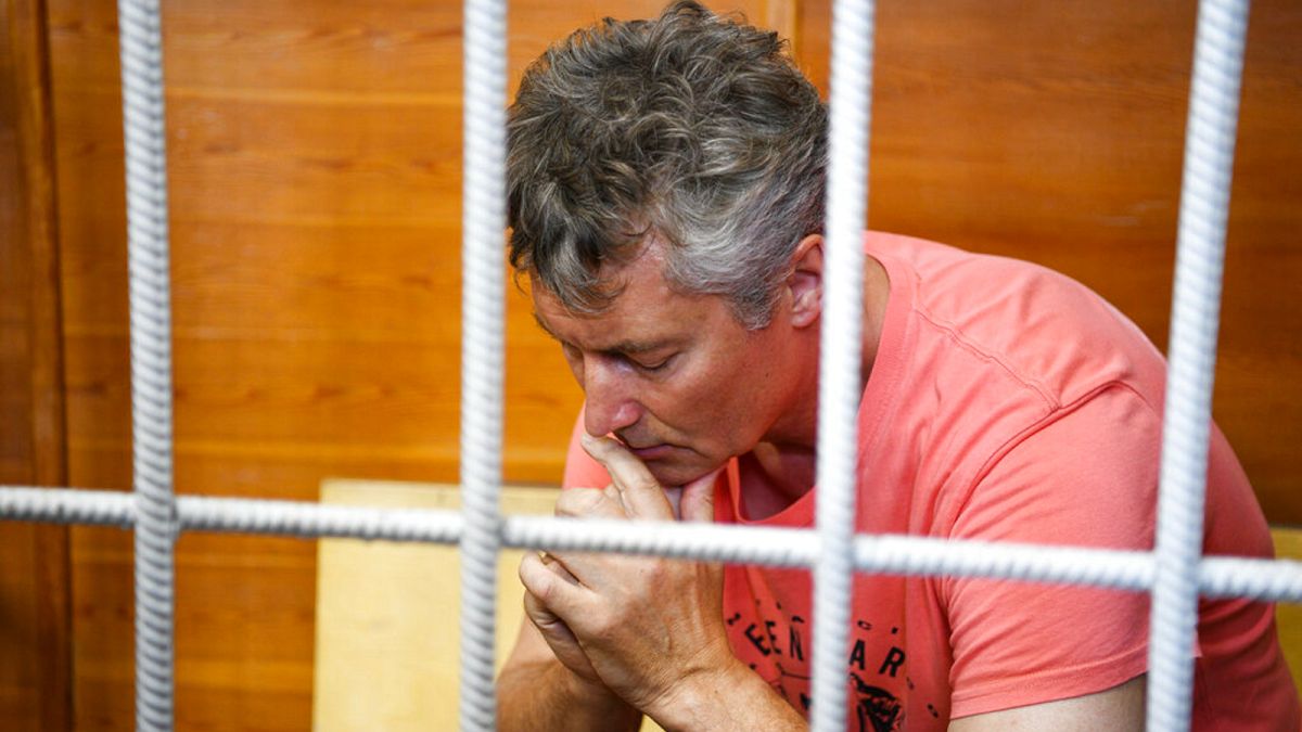 Yekaterinburg ex-mayor Yevgeny Roizman sits in a cage at a court room during a hearing in Yekaterinburg, 25 August 2022