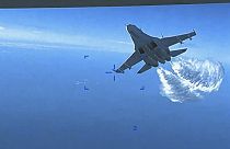 Frame do vídeo do Pentágono mostrando a parte inferior do caça russo
