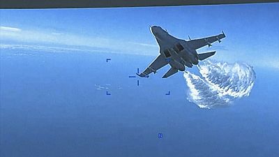 Frame do vídeo do Pentágono mostrando a parte inferior do caça russo