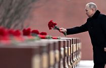 ولادیمیر پوتین، رئیس جمهور روسیه در مراسم اهدای تاج گل در مقبره سرباز گمنام، در نزدیکی دیوار کرملین روسیه، پنجشنبه،۲۳ فوریه