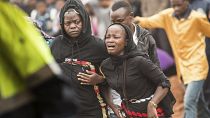 Une femme est accablée par le chagrin à Blantyre, dans le sud du Malawi, le mercredi 15 mars 2023.