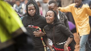 Une femme est accablée par le chagrin à Blantyre, dans le sud du Malawi, le mercredi 15 mars 2023.