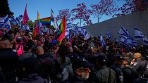 الشرطة الإسرائيلية تمنع المتظاهرين ضد خطط الحكومة بإصلاح النظام القضائي من الاقتراب من الطريق السريع الرئيسية في تل أبيب، إسرائيل، الخميس 16 مارس 2023 
