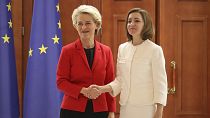 EU-Kommissionspräsidentin Ursula von der Leyen schüttelt der moldauischen Präsidentin Maia Sandu in Chisinau am 10. November 2022 die Hand.