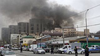 Füst tör a magasba az orosz Szövetségi Biztonsági Szolgálat, az FSZB helyi központjának épületéből Rosztov-na-Donuban 2023. március 16-án