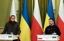 الرئيس الأوكراني فولوديمير زيلينسكي (يمين) ورئيس الوزراء البولندي ماتيوز موراويكي أثناء مؤتمر صحفي عقب محادثاتهما في كييف، 24 فبراير 2023  