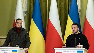 الرئيس الأوكراني فولوديمير زيلينسكي (يمين) ورئيس الوزراء البولندي ماتيوز موراويكي أثناء مؤتمر صحفي عقب محادثاتهما في كييف، 24 فبراير 2023