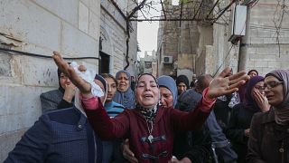 أهالي الضحايا الفلسطينيين الذين قتلوا برصاص الجيش الإسرائيلي بمدينة جنين بالضفة الغربية المحتلة