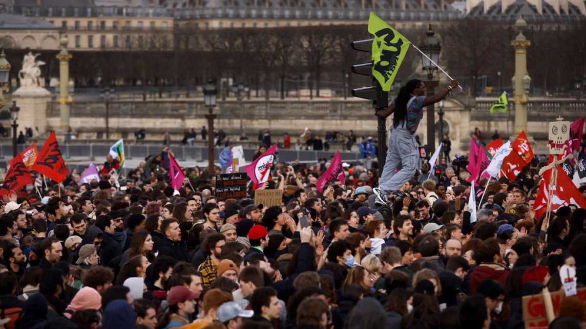 A Concorde téren gyülekező tömeg Párizsban