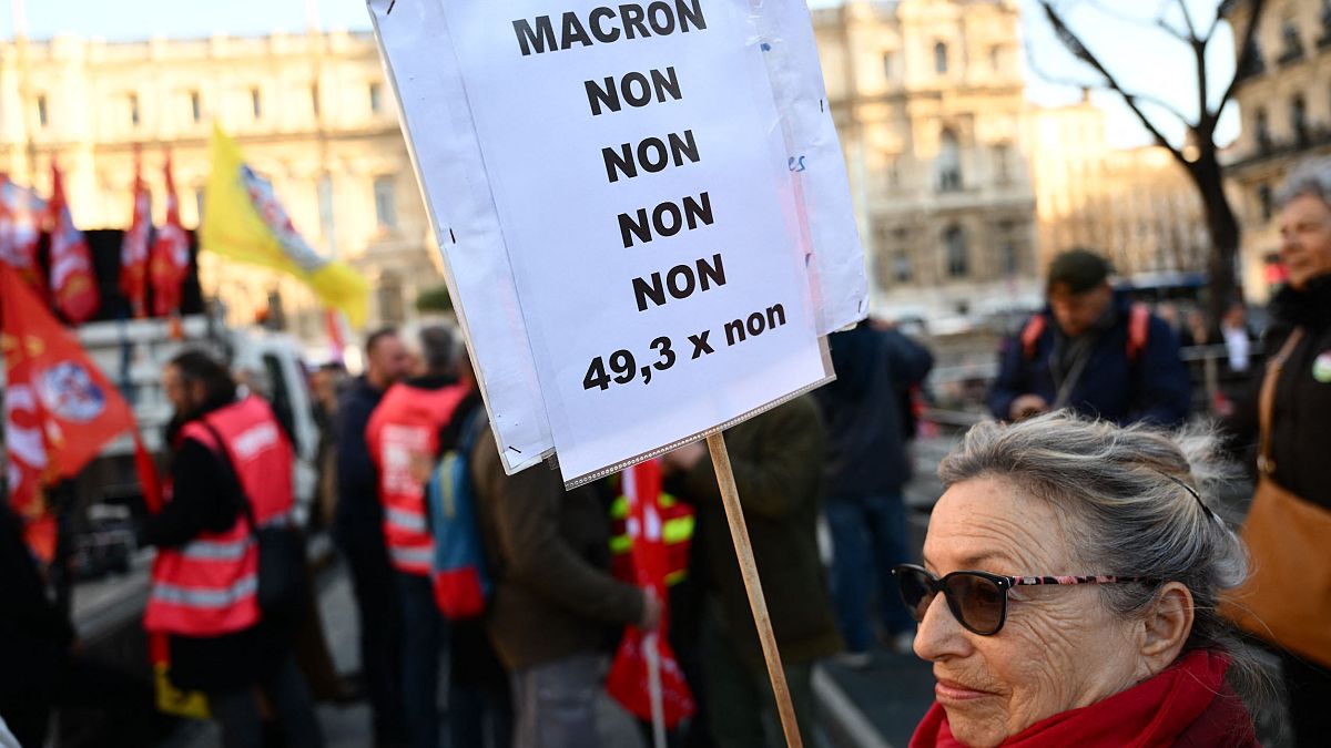 فرنسية بمرسليا تشارك في احتجاجات على تعديل نظام التقاعد الذي مرره الرئيس ماكرون وفق المادة "49.3" دون التصويت بالجمعية الوطنية 