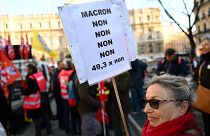 فرنسية بمرسليا تشارك في احتجاجات على تعديل نظام التقاعد الذي مرره الرئيس ماكرون وفق المادة "49.3" دون التصويت بالجمعية الوطنية 