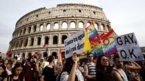 La gente marcha frente al Coliseo durante el desfile del Orgullo Gay en Roma, 11 de junio de 2016.