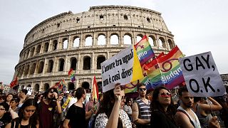 La gente marcha frente al Coliseo durante el desfile del Orgullo Gay en Roma, 11 de junio de 2016.