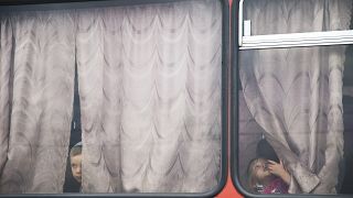 Ukrainische Kinder werden mit einem Bus in ein Flüchtlingslager der russischen Behörden gebracht.