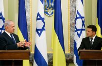 بنیامین نتانیاهو، نخست وزیر اسرائیل، سمت چپ؛ ولادیمیر زلنسکی، رئیس جمهور اوکراین در سمت راست