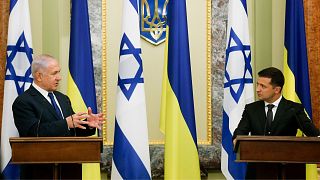 بنیامین نتانیاهو، نخست وزیر اسرائیل، سمت چپ؛ ولادیمیر زلنسکی، رئیس جمهور اوکراین در سمت راست
