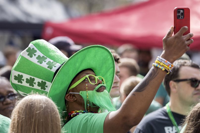 Un selfie vestito di verde nel Saint Patrick's Day