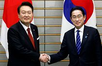 رئیس جمهور کره شمالی (سمت چپ) و نخست‌وزیر ژاپن (سمت راست) در نشست تاریخی شانزدهم مارس ۲۰۲۳.