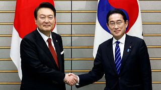 رئیس جمهور کره شمالی (سمت چپ) و نخست‌وزیر ژاپن (سمت راست) در نشست تاریخی شانزدهم مارس ۲۰۲۳.