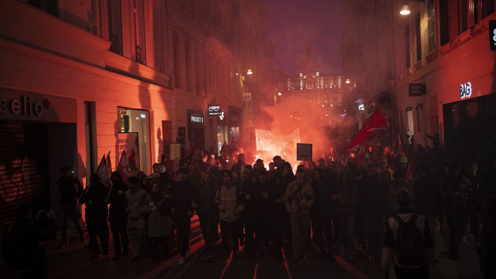 Penghadang jalan di Paris setelah malam kerusuhan atas reformasi pensiun