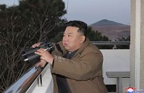 الزعيم الكوري الشمالي كيم جونغ أون يشاهد عملية إطلاق الصاروخ الباليستي في بيونغ يانغ. 2023/03/16