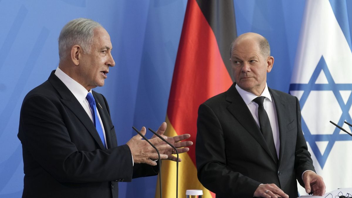 Az izraeli kormányfő a német kancellárral berlini sajtótájékoztatójukon