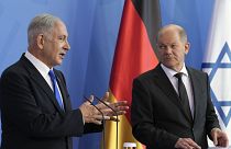 Az izraeli kormányfő a német kancellárral berlini sajtótájékoztatójukon