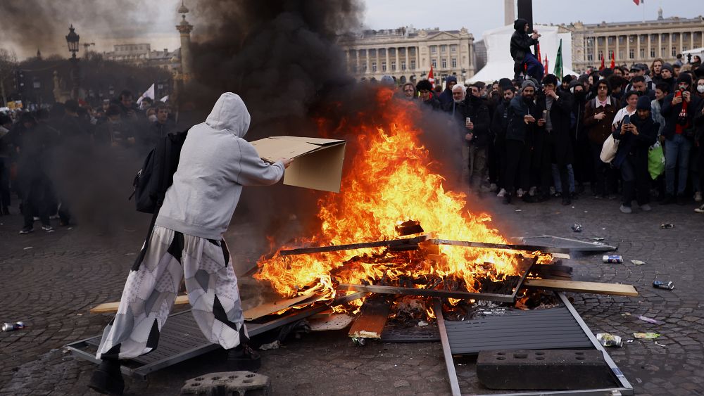 Après la décision de réforme des retraites : émeutes et arrestations en France