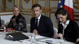 Frankreichs Präsident Emmanuel Macron mit Regierungschefin Elisabeth Borne (links)