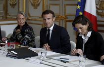 Frankreichs Präsident Emmanuel Macron mit Regierungschefin Elisabeth Borne (links)