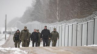 El ministro del Interior de Polonia, Mariusz Kaminsk, visita la frontera en Nomiki, Polonia, noviembre 2022