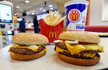 Egy McDonald's Quarter Poundert (balra) és Double Quarter Pound hamburgert mutatnak be friss marhahússal Atlantában