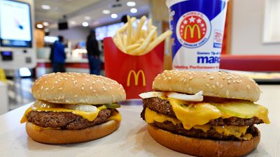 Egy McDonald's Quarter Poundert (balra) és Double Quarter Pound hamburgert mutatnak be friss marhahússal Atlantában