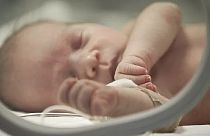 Um recém-nascido num hospital da Roménia