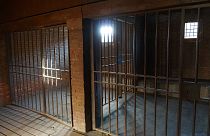 باب حديدي في سجن