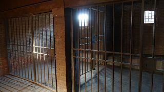 باب حديدي في سجن