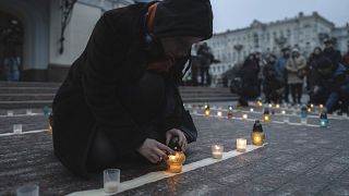 إضاءة الشموع تكريما لذكرى القتلى في مسرح ماريوبول قبل عام في أوكرانيا