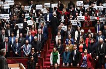 Fransa Başbakanı Elisabeth Borne'nin konuşması sırasında milletvekilleri pankart açtı
