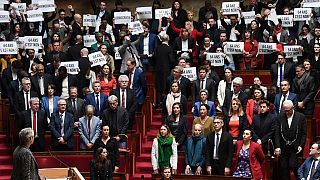 Fransa Başbakanı Elisabeth Borne'nin konuşması sırasında milletvekilleri pankart açtı