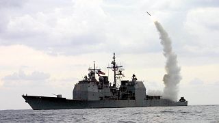 سفينة حربية أمريكية تطلق صاروخاً مجنحاً من نوع توماهوك (أرشيف)