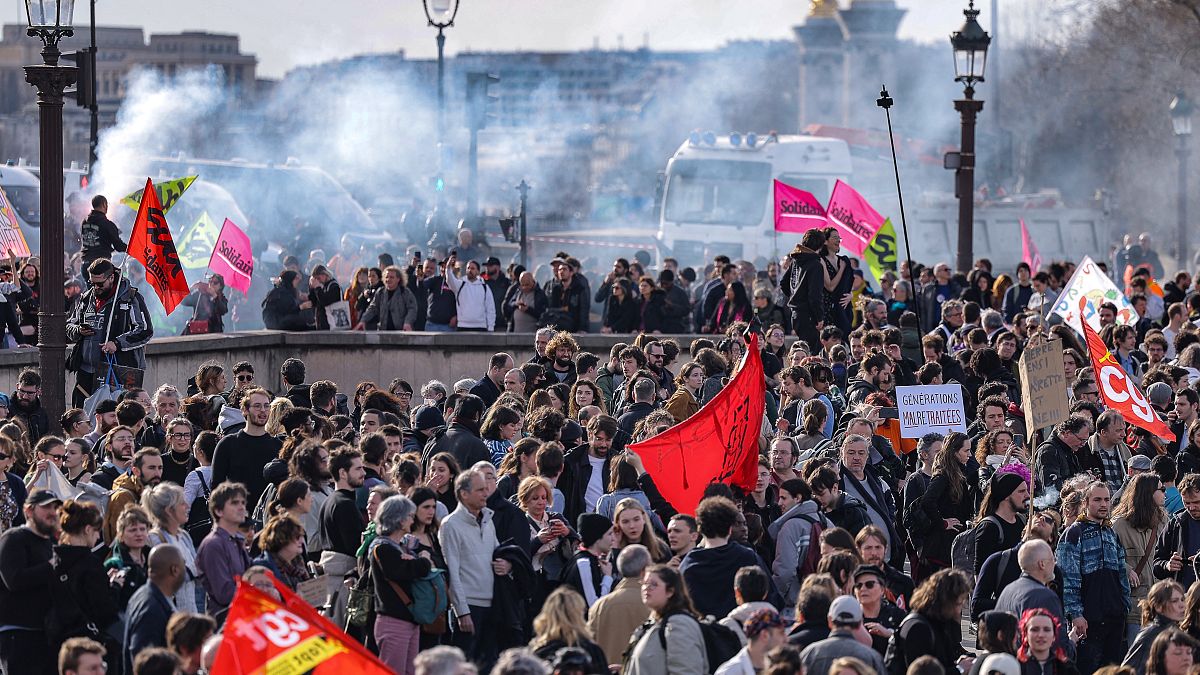متظاهرون في ساحة الكونكورد (باريس) بعد تمرير القانون بالقوة في الجمعية الوطنية 