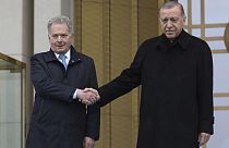 O presidente turco, à direita, e o presidente da Finlândia, apertam as mãos em cerimónia em Ancara. Sexta-feira, 17 março 2023