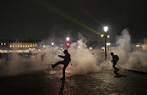 La policía francesa utilizó gases lacrimógenos para dispersar a los manifestantes.