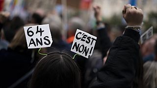 Le slogan "64 ans, c'est non" brandi lors d'une manifestation samedi à Marseille