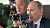 ولادیمیر پوتین، رئیس جمهوری روسیه در حال نظاره رزمایش ارتش روسیه