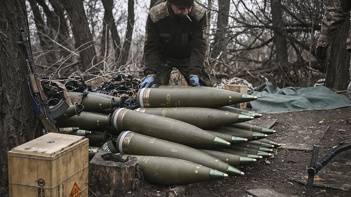 جندي أوكراني يحضر قذائف مدفعية حجم 155 ملم في باخموت