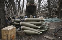 جندي أوكراني يحضر قذائف مدفعية حجم 155 ملم في باخموت