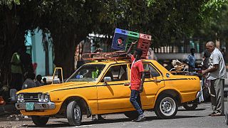 Soudan : les taxis jaunes de Khartoum luttent pour leur survie